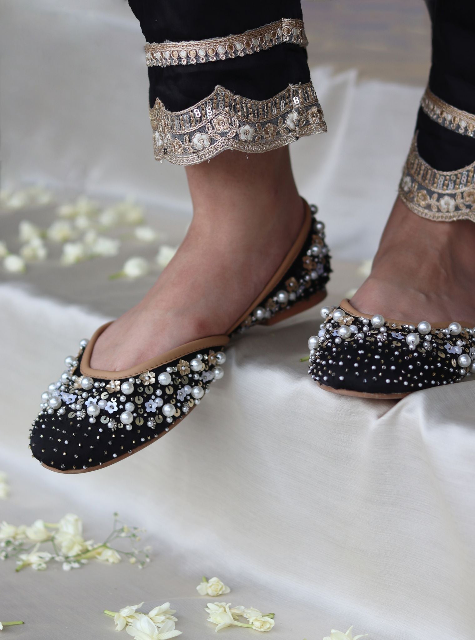 Aarohi Black Vegan Jutti