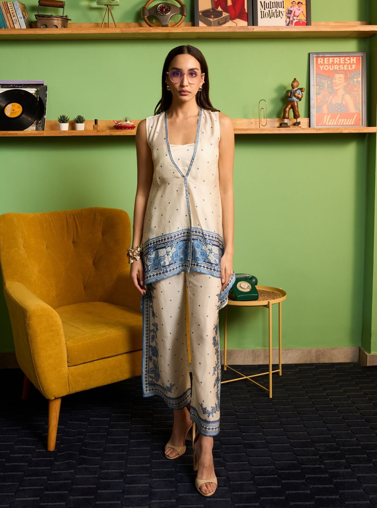 Saroja Cupro Satin Off White Printed Top Set With Cami