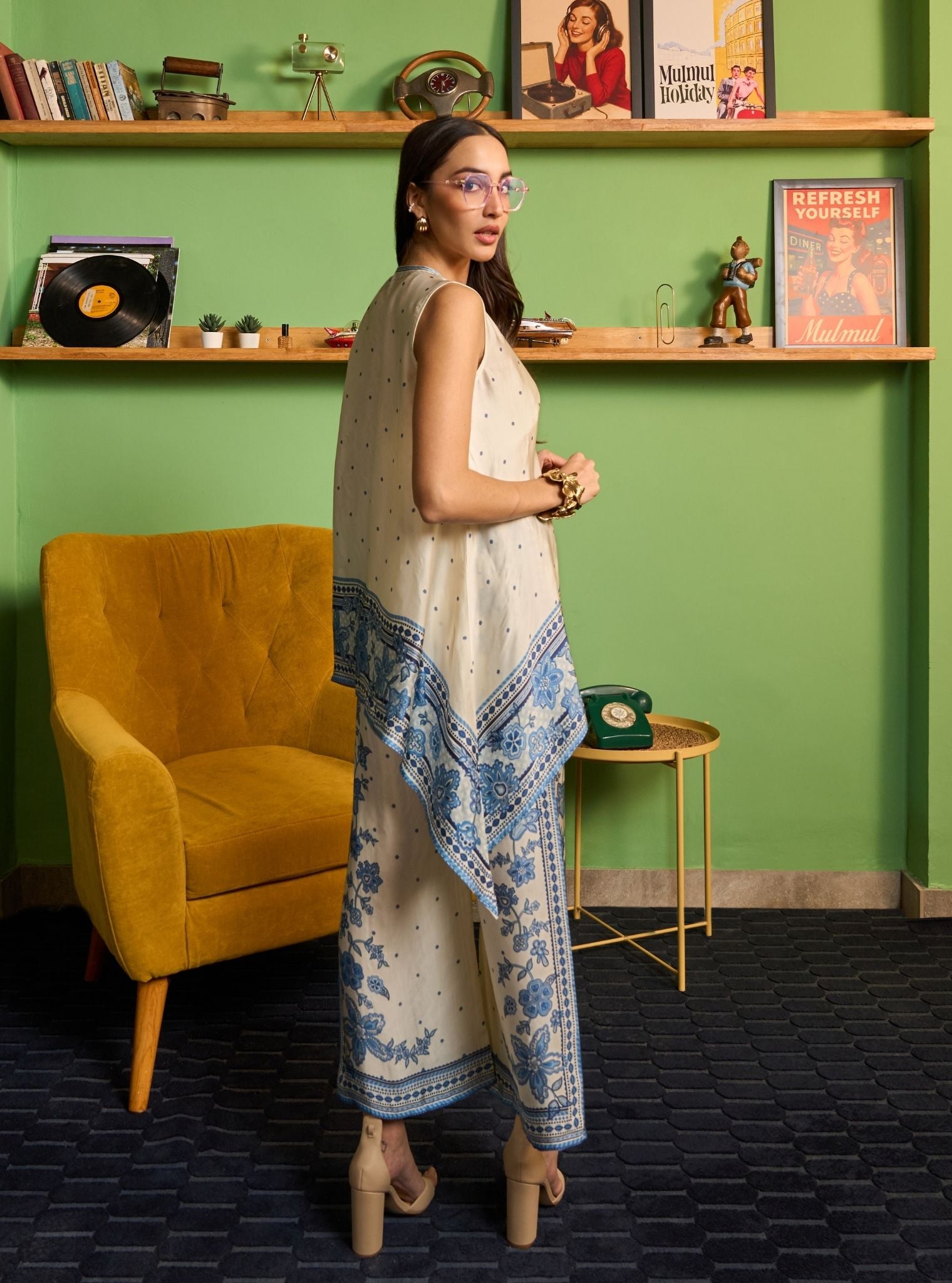 Saroja Cupro Satin Off White Printed Top Set With Cami