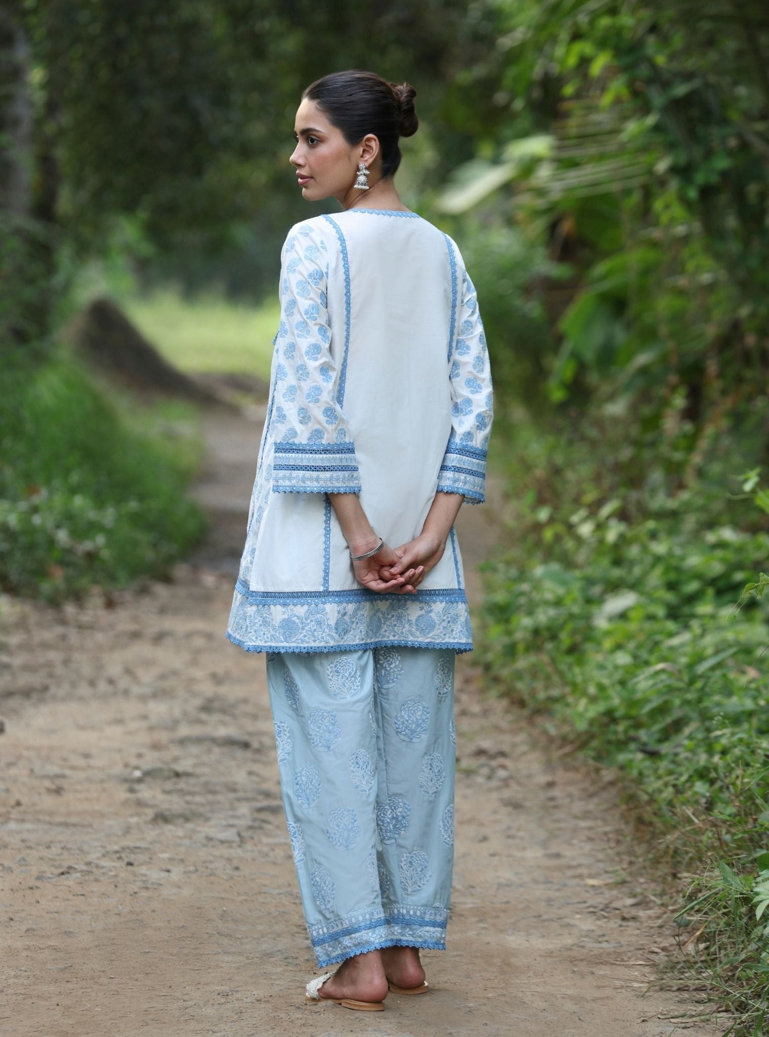 Mulmul Cotton Alagi White Kurta With Mulmul Cotton Alagi Blue Salwar